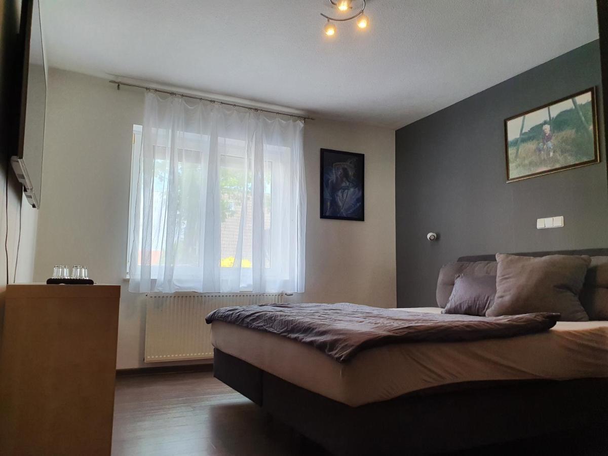 Schlafzimmer, Ruhige Lage In --- Check-in Mit Schluesselkasten *